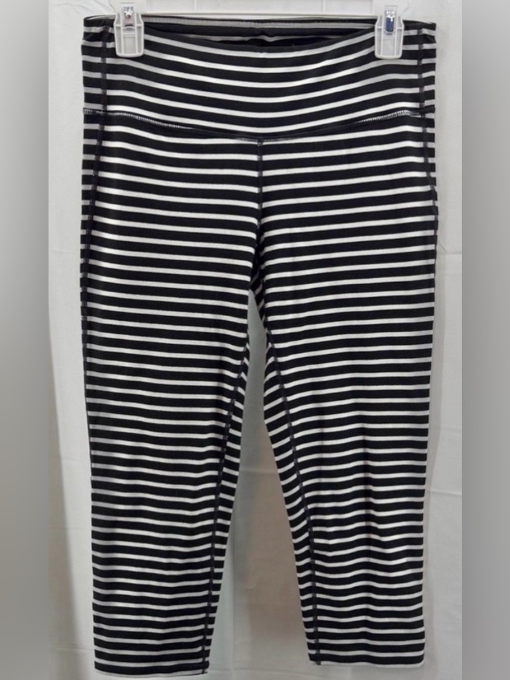 Athleta Chaturanga Striped Black & White Capri Leggings Size Medium
